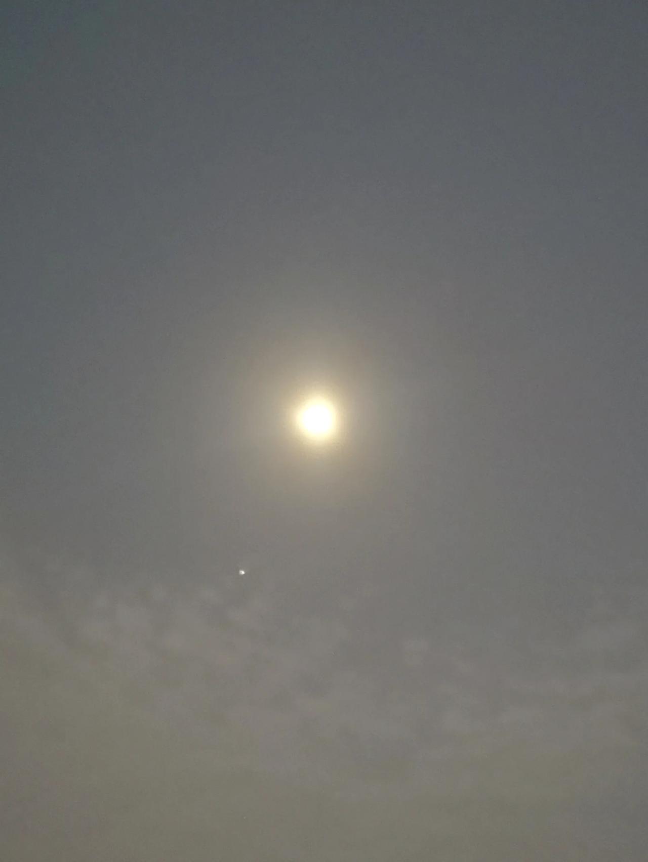 今天早上6：20开跑，天气晴，气温8度～