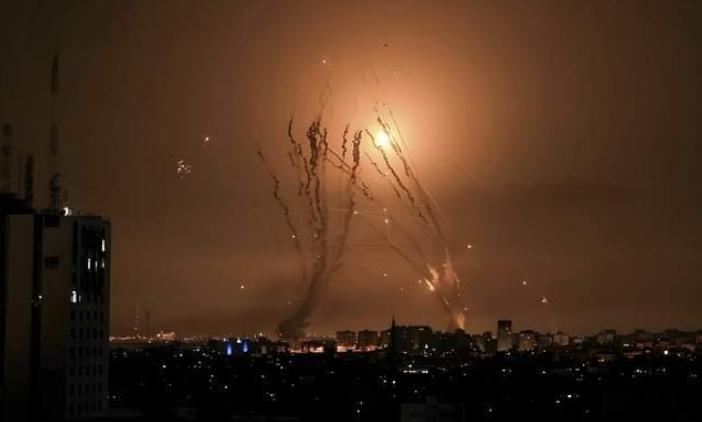 这场战争最终还是走到了这一步！美以两国开始打击伊方的重要能源设施了！这就意味着，