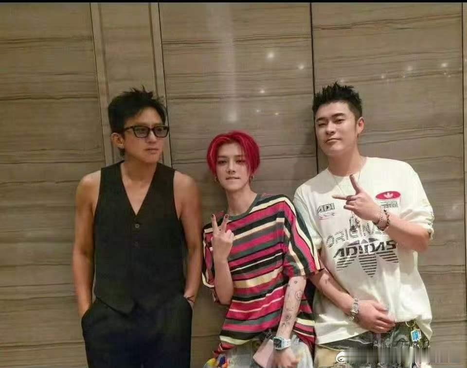 陈赫今天顶替鹿晗工作室哈哈哈哈哈陈赫晒鹿晗live图 陈赫顶替鹿晗工作室营业，晒