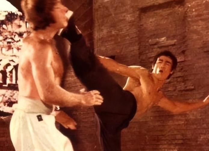 1964年，李小龙和武术指导黄家达一言不合就大打出手，黄家达是泰拳冠军，当过飞虎