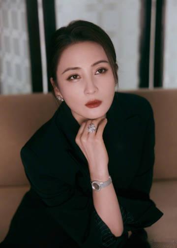 蒋勤勤贵女气质 纯黑色的装扮尽显沉稳，而她那双会说话的眼睛，却又让人感受到深邃的