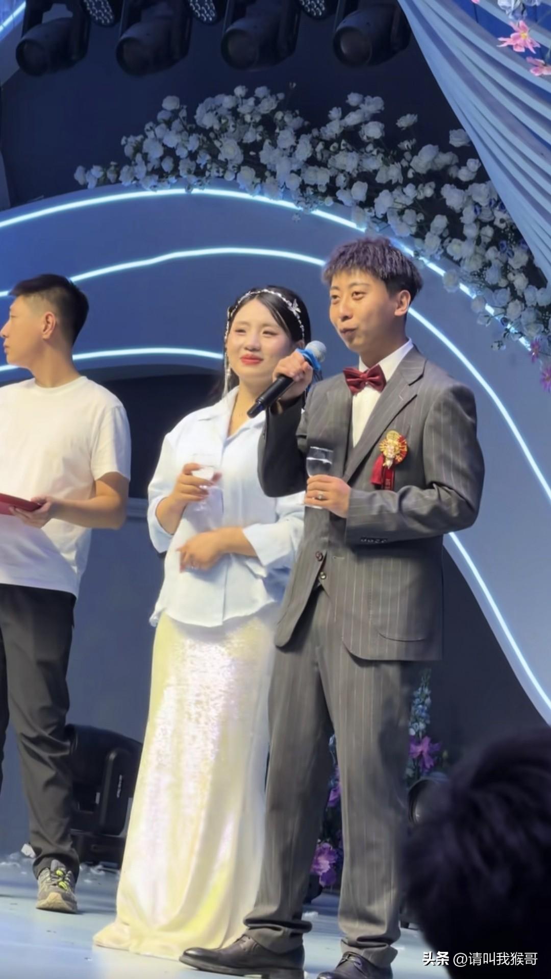 这应该是我见过“波主任”穿的最正规的一次