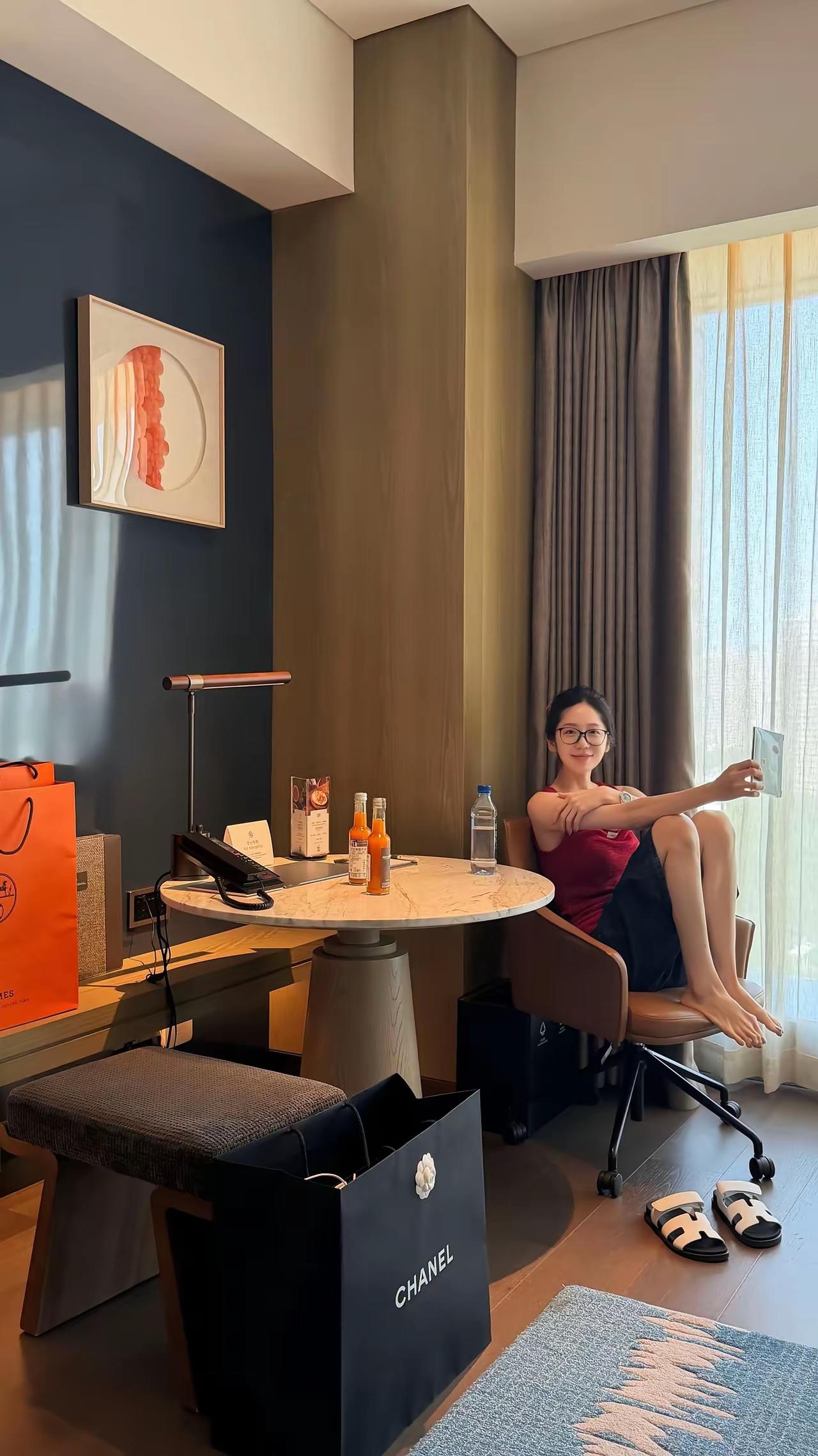 这女人一看就很有钱。