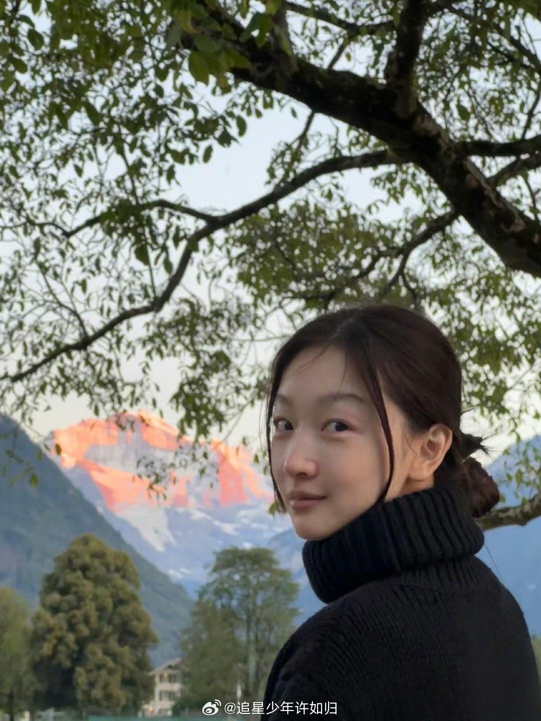 周冬雨蛐蛐朋友被抓包周五晚高疯 笑不活了！周冬雨分享吐槽被抓包的糗事，嘴永远跑在