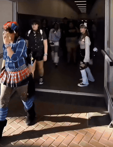 美国公立学校放学，学生们都穿着各种奇形怪状的衣服、画着异常夸张的妆容。就连美国人