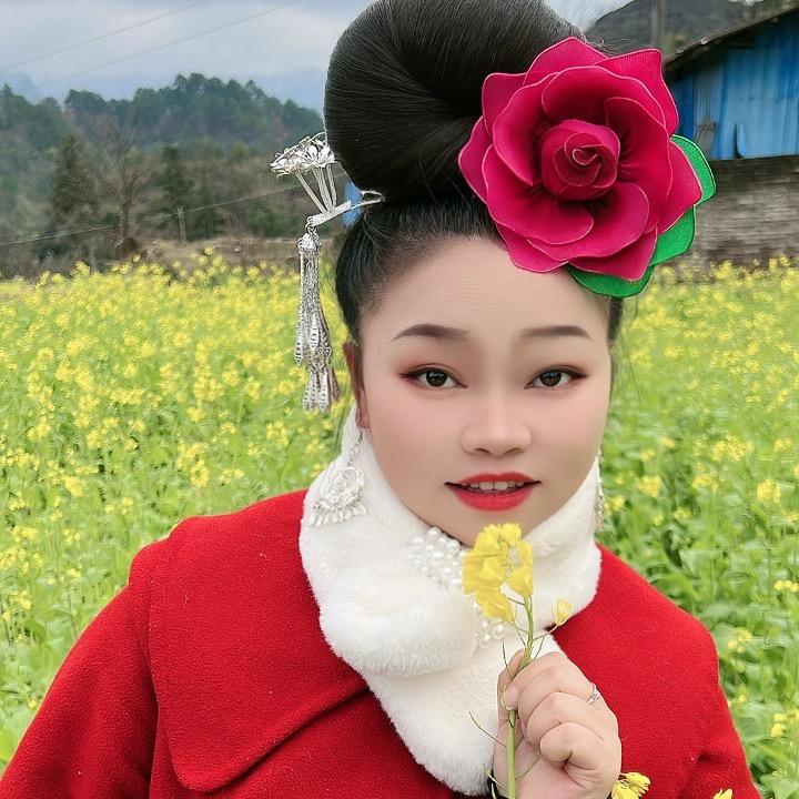 苗族女孩文佳佳