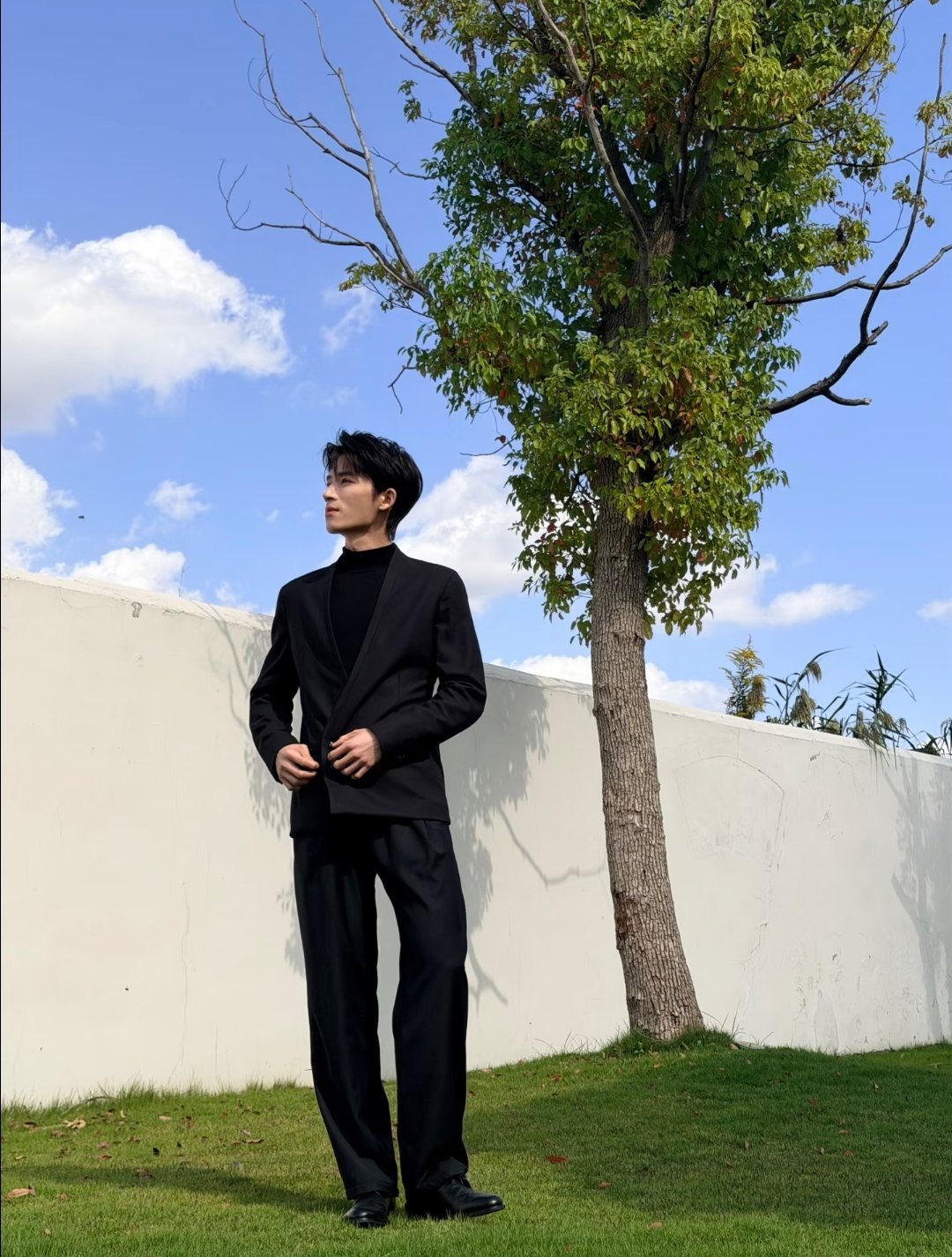 王星越的一组日常图片～“阳光 草地 我好天气 好心情✌️” 