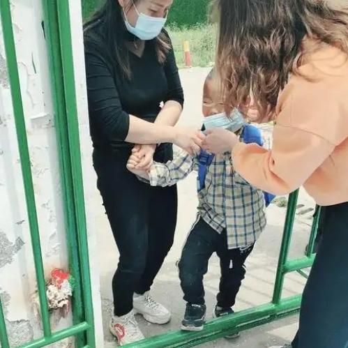 “没想到上人民日报了！”山东济南，幼儿园刚放学大门一开，一位妈妈就跑出了百米冲刺