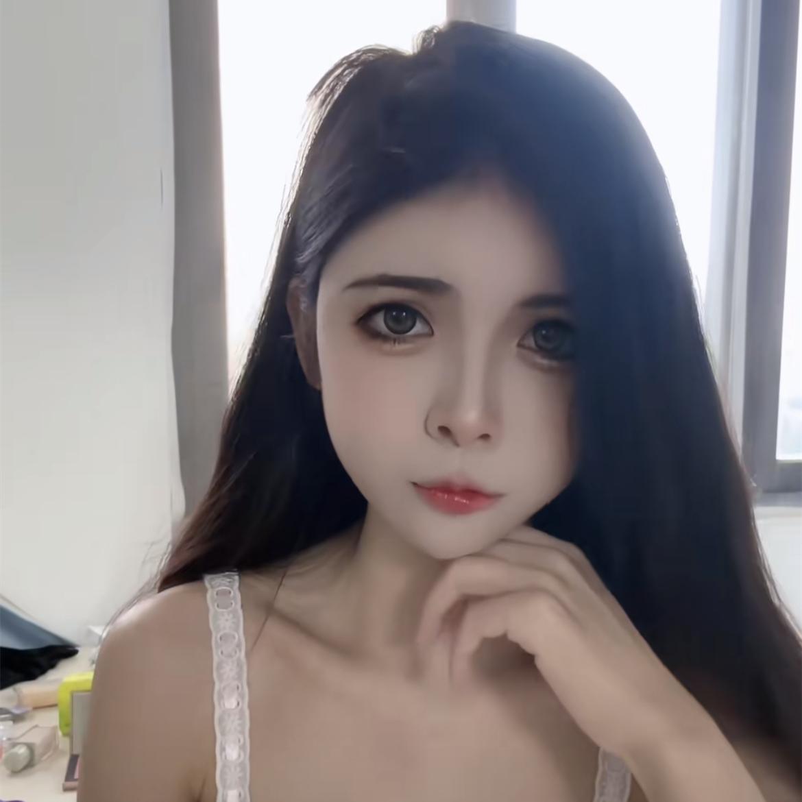 网红“狗头大萝莉”自曝接活动的尺度越来越大！现身足疗店做前台惹争议。
从最开始不