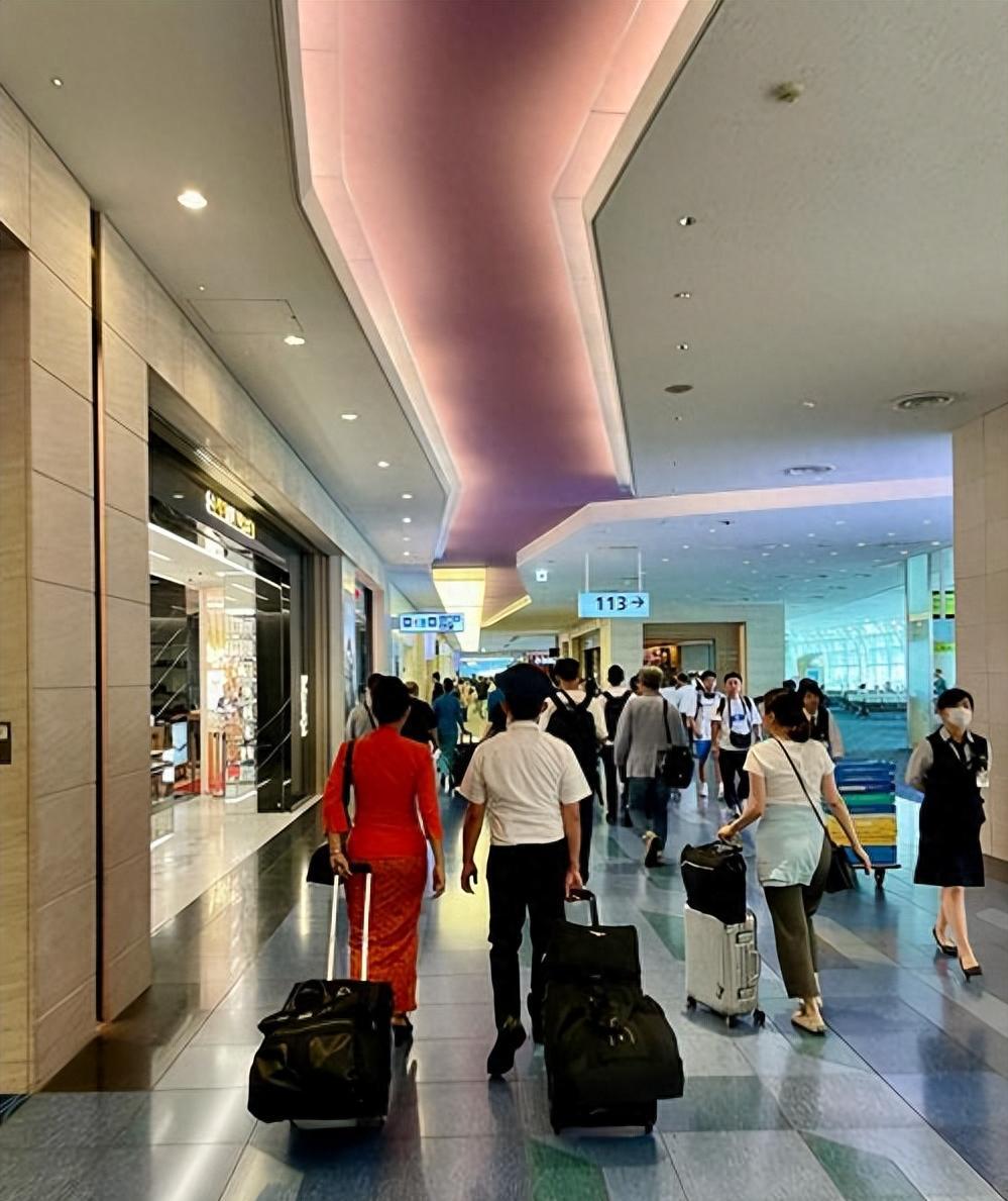 台媒8月14日爆料：三名持台湾旅行证件的台商与家属，在乌干达恩德培机场被移民官员