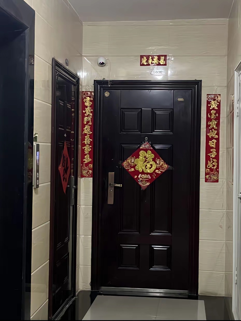 对门邻居装了监控，摄像头直直对准我家大门。每天开门进门、什么时候外出、家里有没有