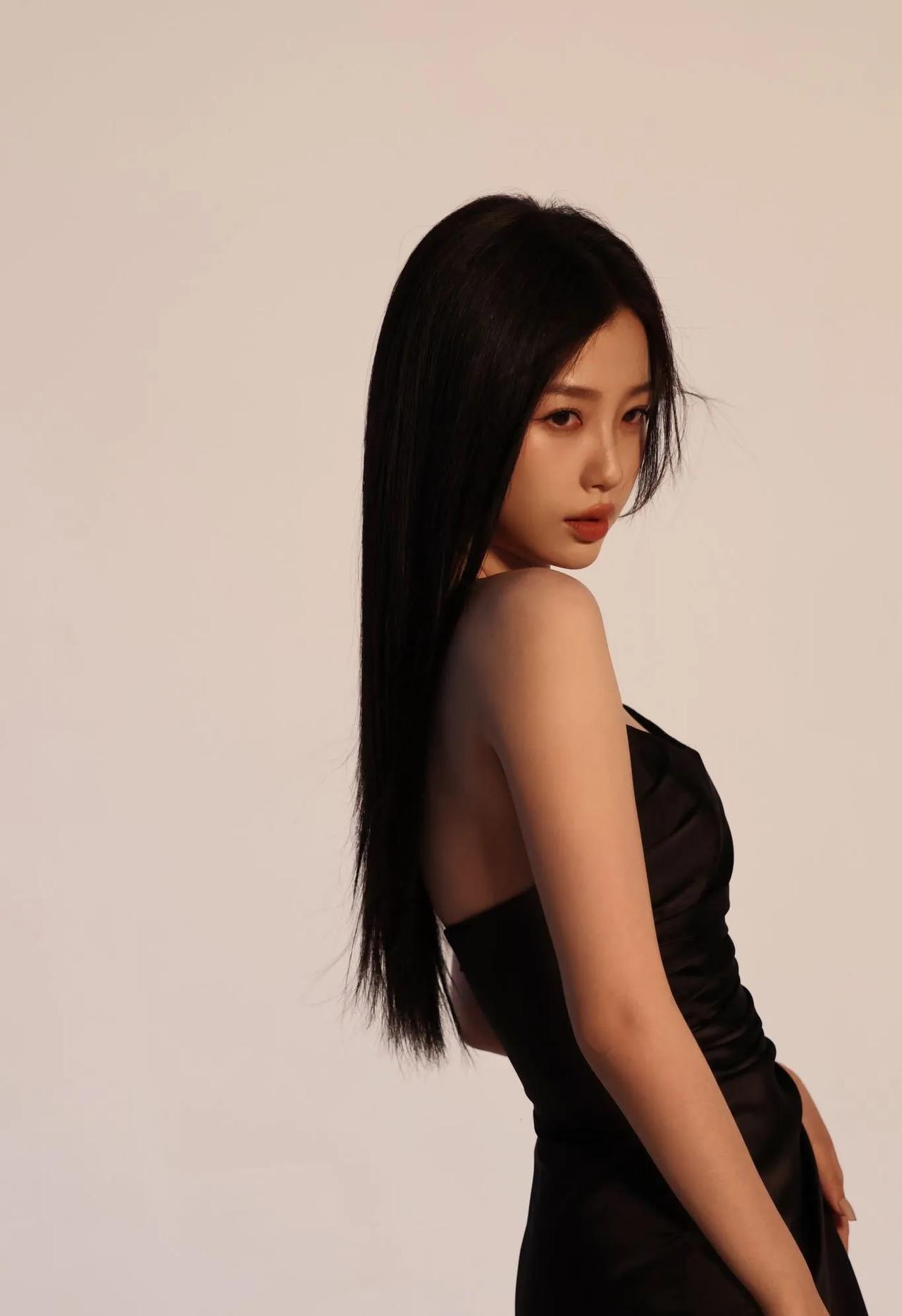 虞书欣果然还是适合御姐范！
这黑长直不是很美吗？又美又高级！
为啥就偏偏钟爱卖萌