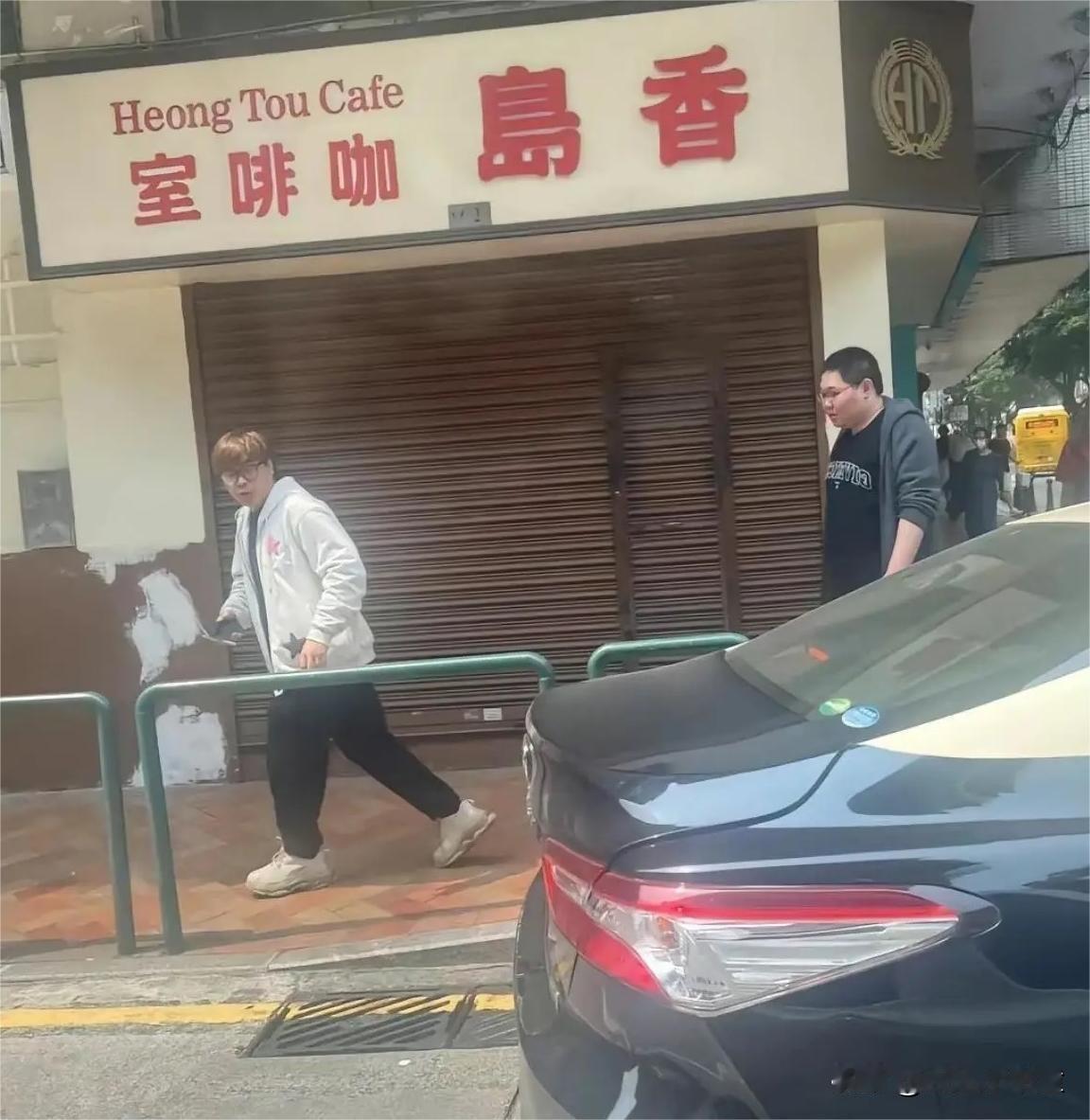 网友线下Gank到了“隐居”的PDD和55开[捂脸]
两人被拍到在澳门街头出行，