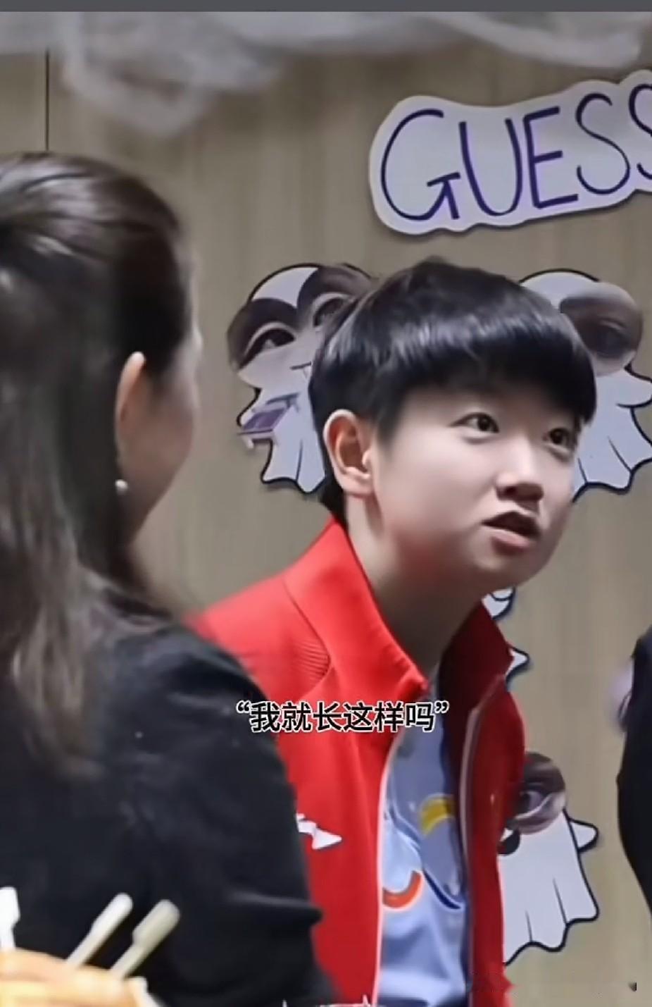 哈哈哈，原来迷糊莎莎竟然认不出自己的眼睛👀哦！

莎莎参加晚宴时，在玩通过眼睛