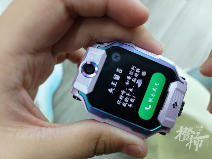 丢失的电话手表发回两张正面照，捡到的张大伯正赶去给父母做饭，一路连拨14个电话……