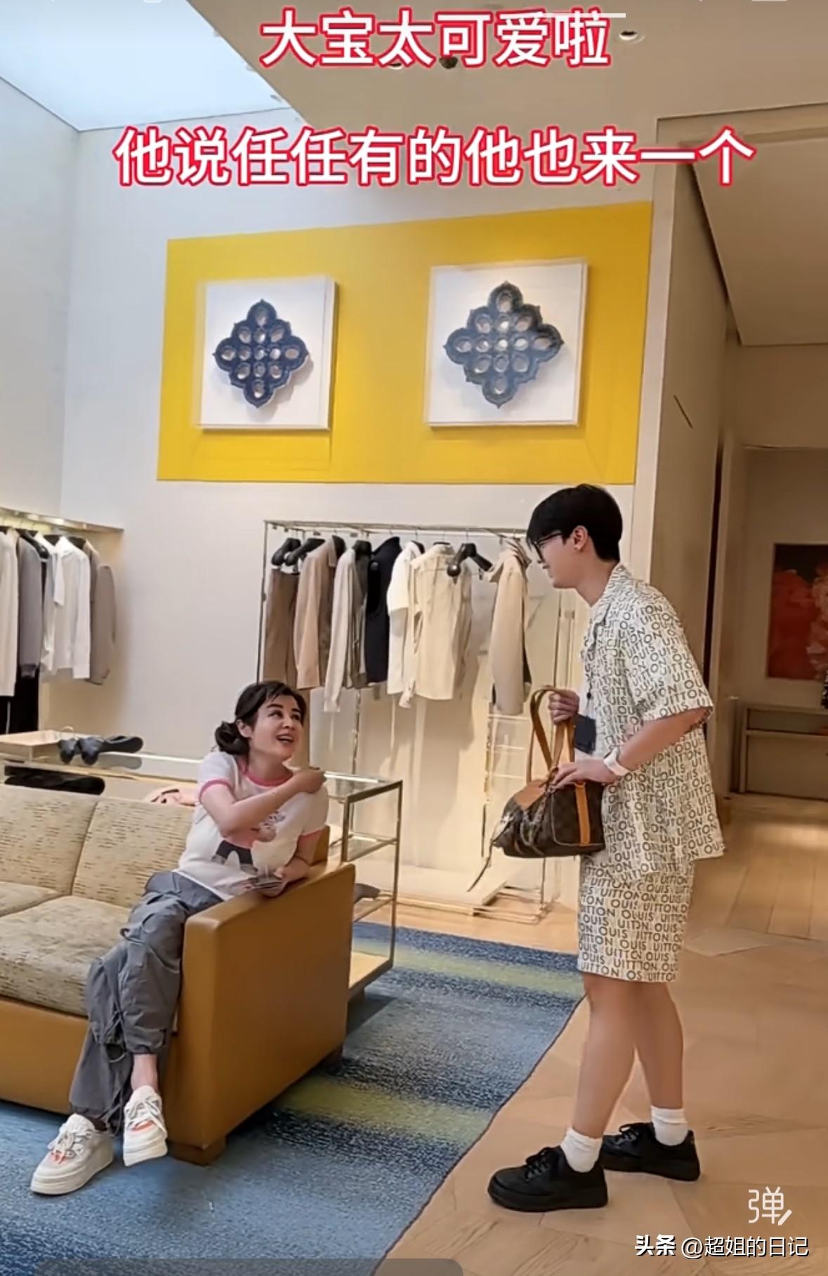 于文红带着儿子去逛街，儿子拿了一个Lv包说，我记得任任也有一个，之后啥也没说，把