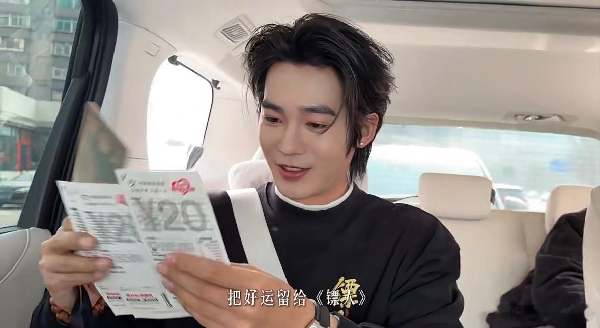 大年初五接财神，于适在沈阳刮彩票我是从头到尾看完这个视频的，看于适疯狂刮刮刮，我