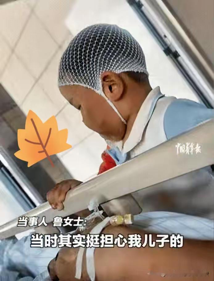 鼻青脸肿的小男孩上人民日报了，明明自己也受伤了，也很痛，却不哭不闹的跟随着妈妈，