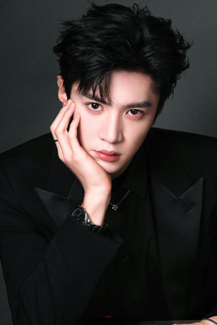 1.《月下烟火》项目的男女主在接触陈哲远和徐若晗，但是两人都没接，陈哲远后面要进