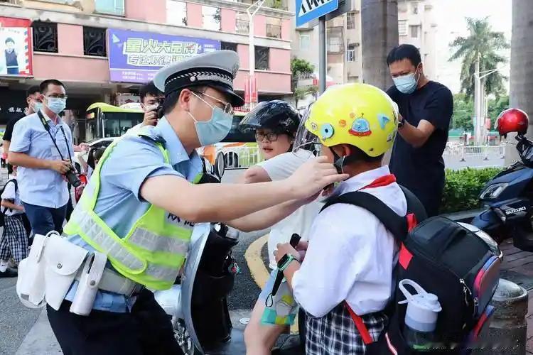 在这个快节奏、追求便利的时代，电动车成为了越来越多人的首选出行工具。它灵活、省钱