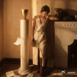 赵丽颖深信时间是最珍贵的礼物 在娱乐圈的浪潮中，赵丽颖始终坚守自我。她将时间化作