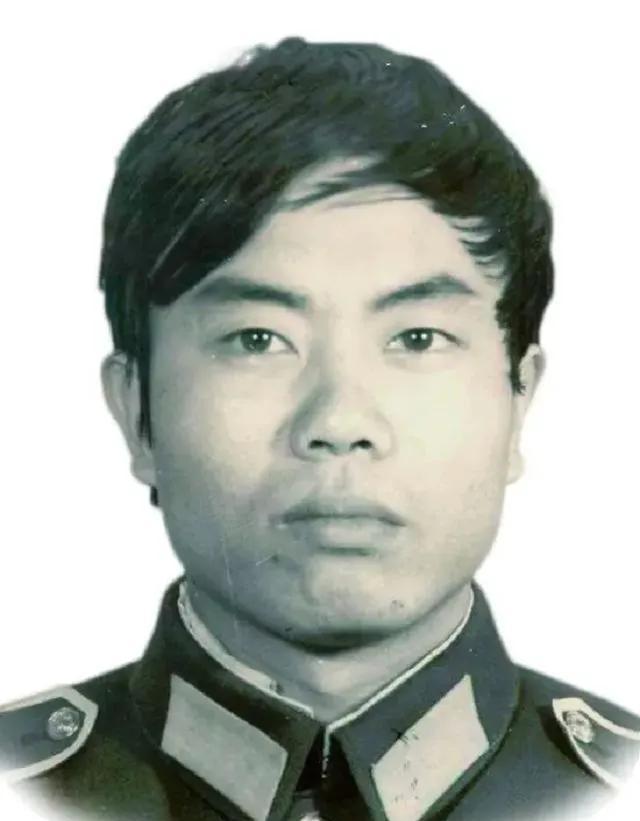 1987 年，一名缉毒民警，以回族老板身份打入毒贩内部，吃饭时，毒贩突然夹起一块