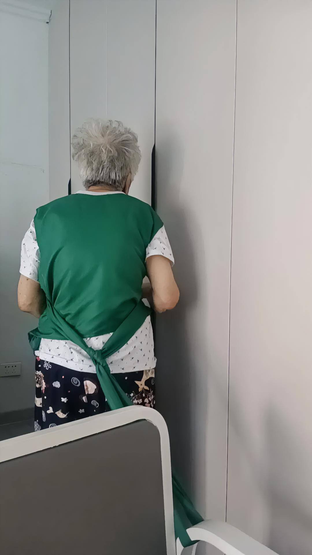 为了防摔，不得不绑住她