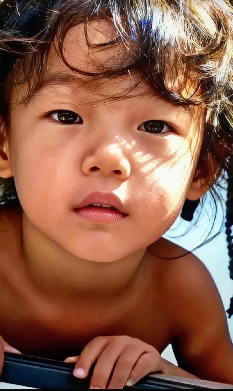 云南有一名孩子在寒冷的天气中光着身子到处跑，令人心痛。
正常的父母不会让孩子如此