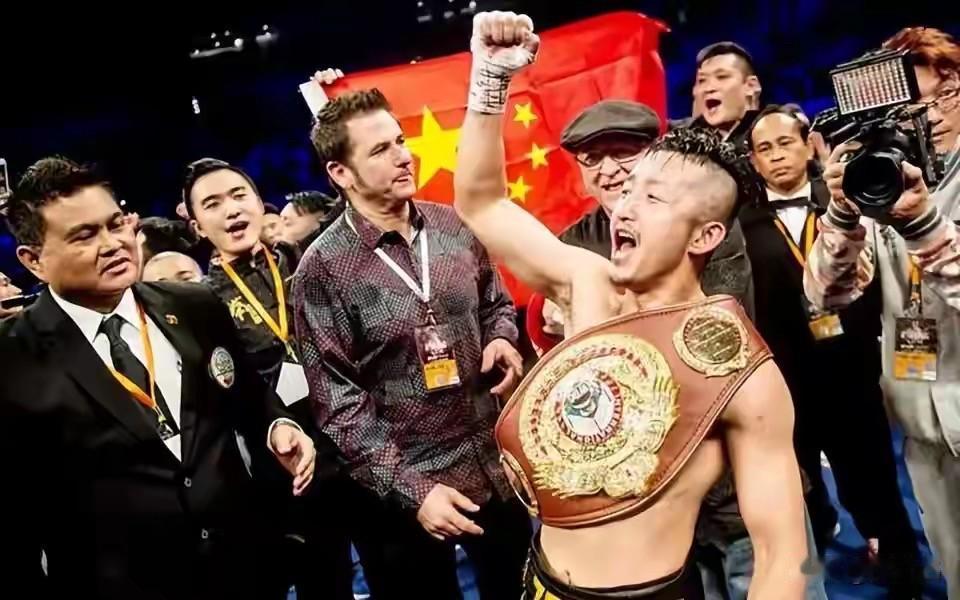 先泼一盆冷水：说"冉莹颖一个人败光2亿"是懒人叙事，说"全是邹市明自己点头"也半