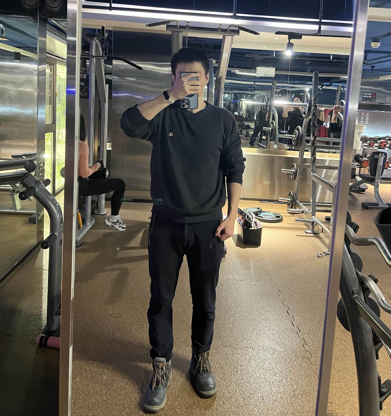 甲流以来，已经一周多没运动了，今天简单练个肩，学会了一个拍照技术，手机倒过来拍，