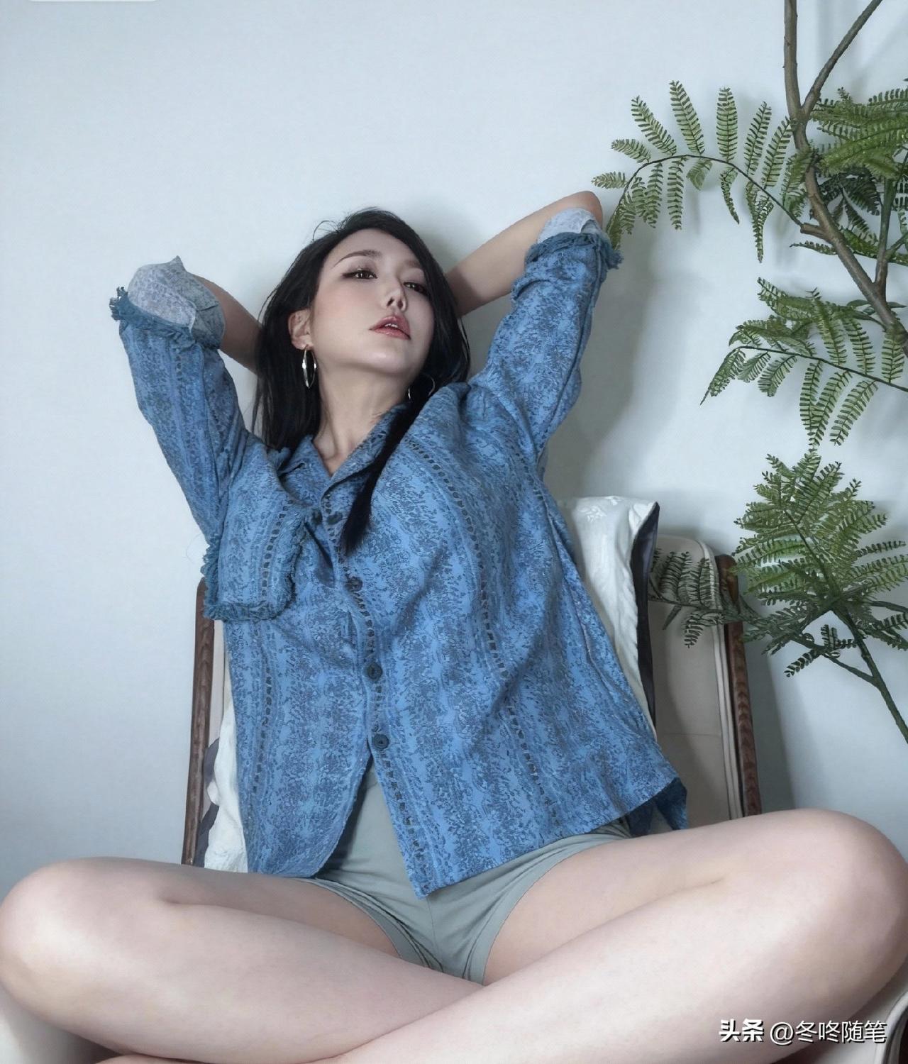 明知夕阳留不住，
谁人曾把黄昏渡，
回头看过曾经路，
一半开心一半苦，
如若还能