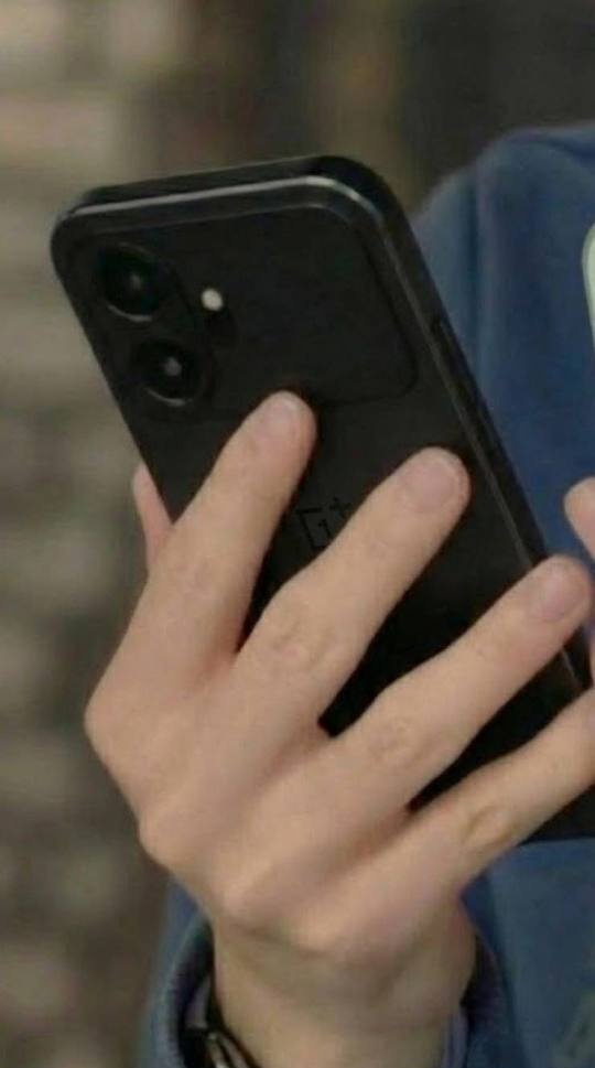 一加 15T 真长这样的话，你能接受不？我感觉图2这应该是套了壳子以后的样子吧？