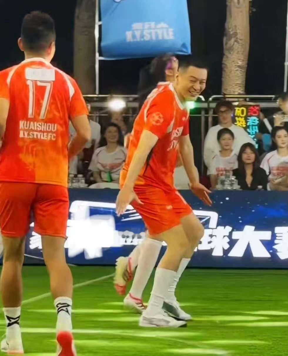 谁能想到辽篮名帅杨鸣藏着足球魂，一边笨拙跳内马尔之舞自嘲翻车，进球瞬间利落完成S