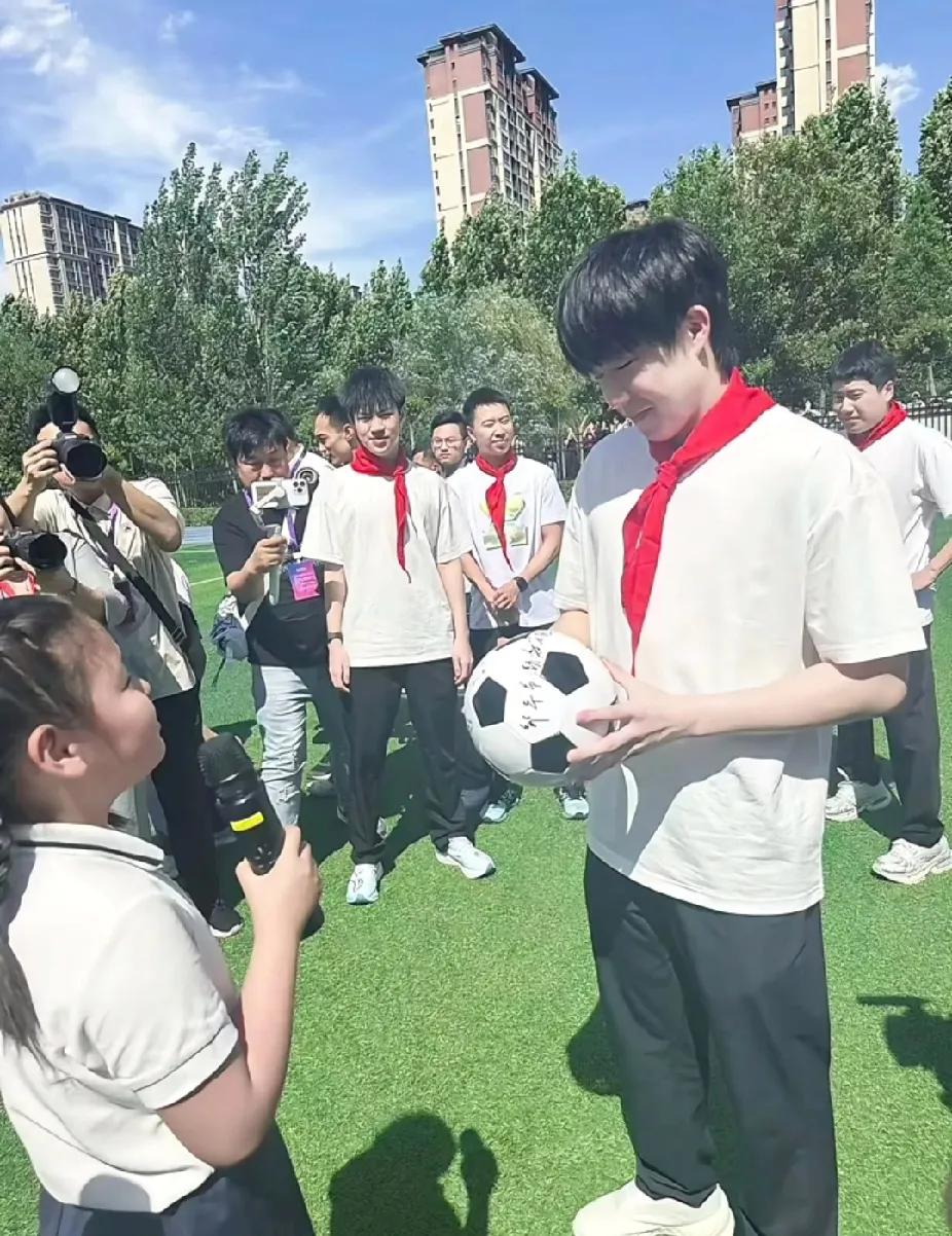 国乒魏桥队温馨互动：王楚钦与小队员有爱瞬间
 
近日，国乒魏桥队开展活动，现场氛