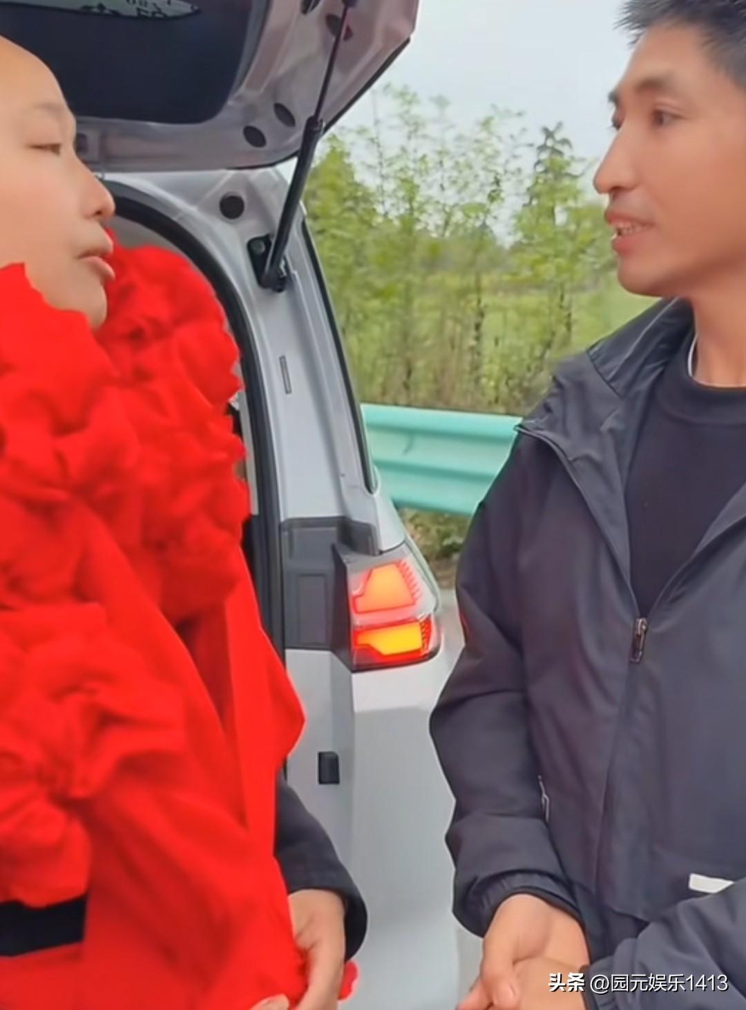 王晓举再一次认亲，这次认亲的是亲生父亲这边的亲人。生父在05年已经去世了，她不是