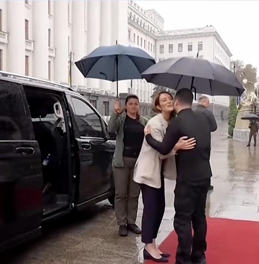 泽连斯基不服不行，搞社交一把好手，不管男领导人，还是女领导人，都能互动起来，特别