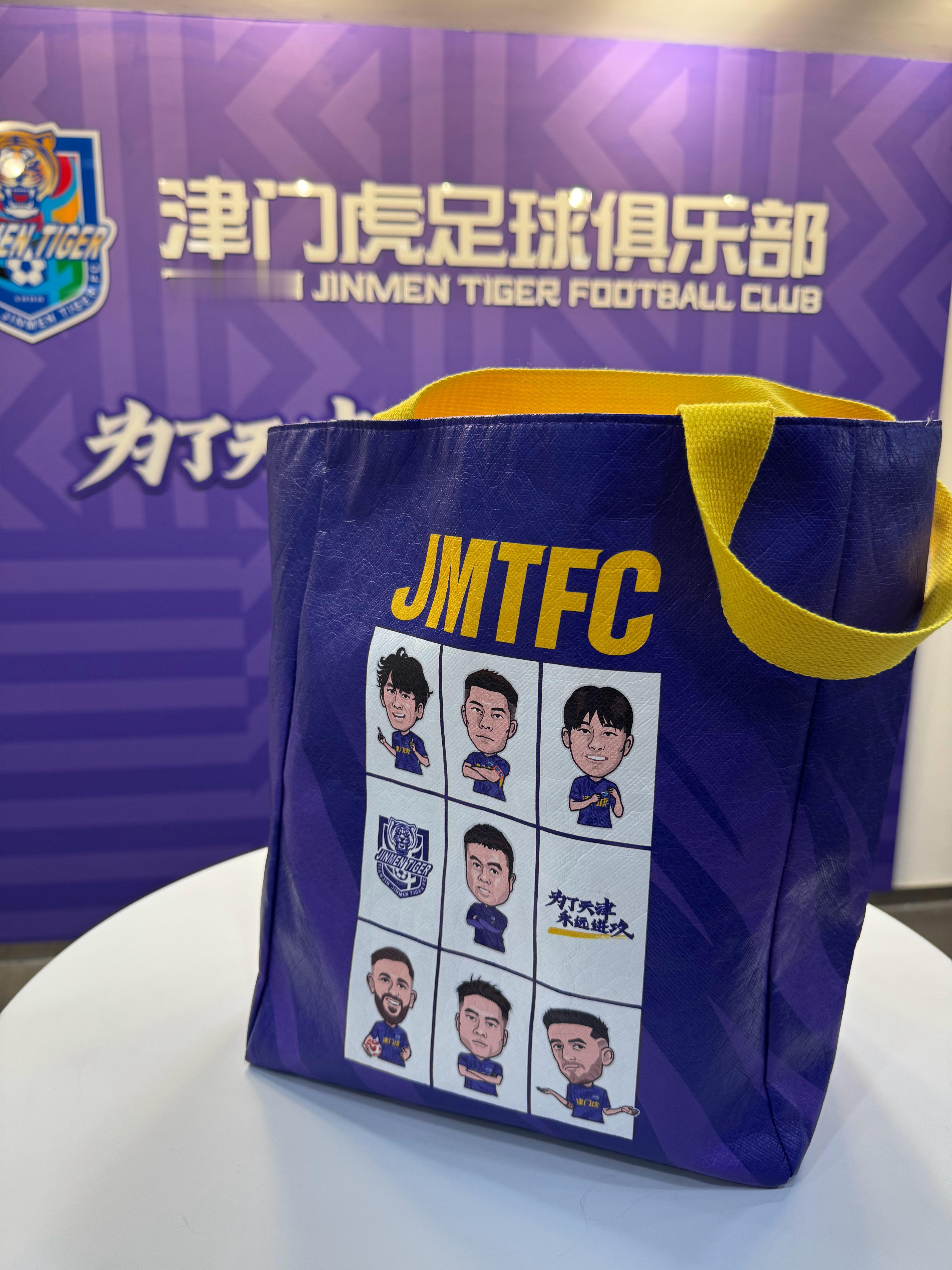 【津门虎中秋礼盒】今晚八点半，2025津门虎中秋礼盒上架预售。除了月饼之外，今年