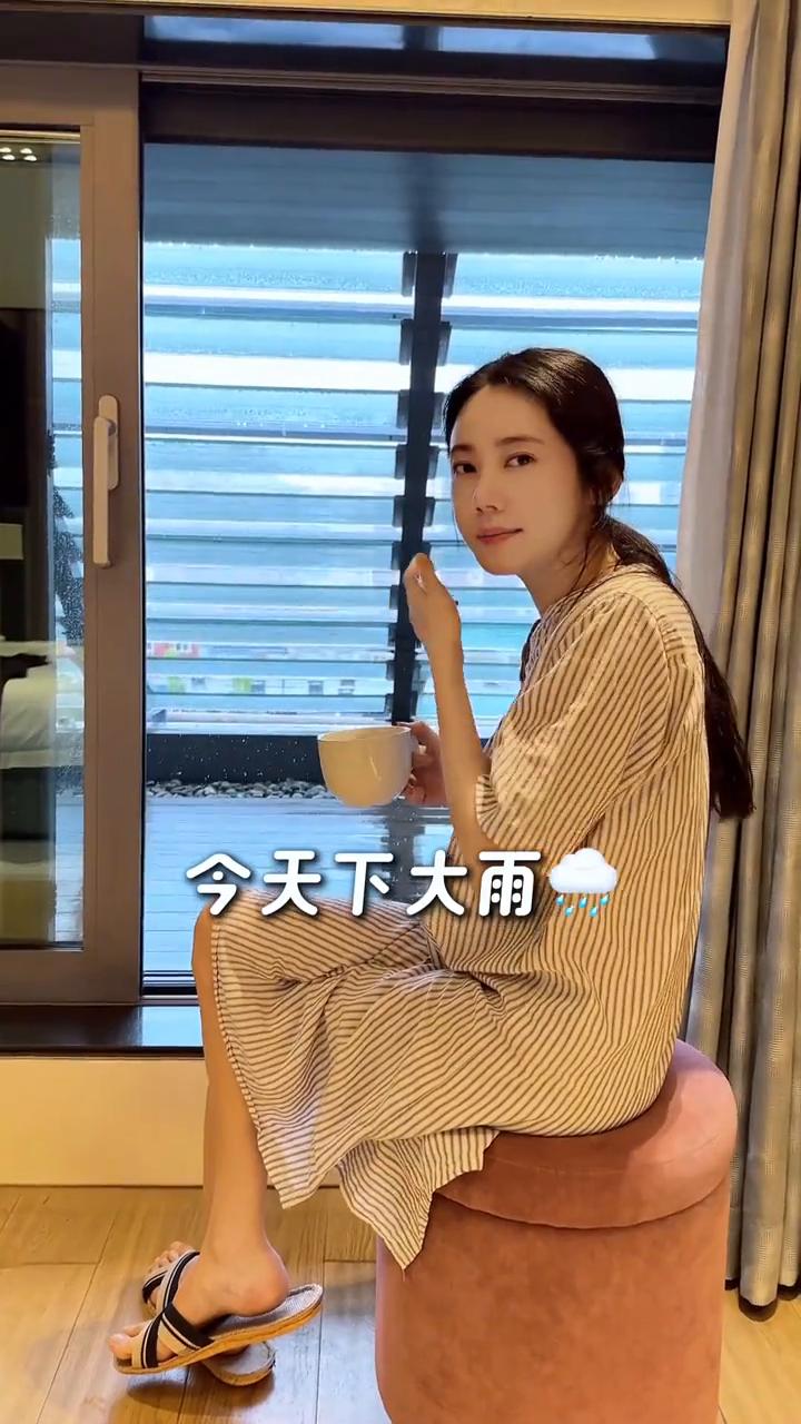 早上好，今天下大雨，下雨吃小笼包。一兜，秋秋的开播啦。一口一个小笼包，再来口脆脆