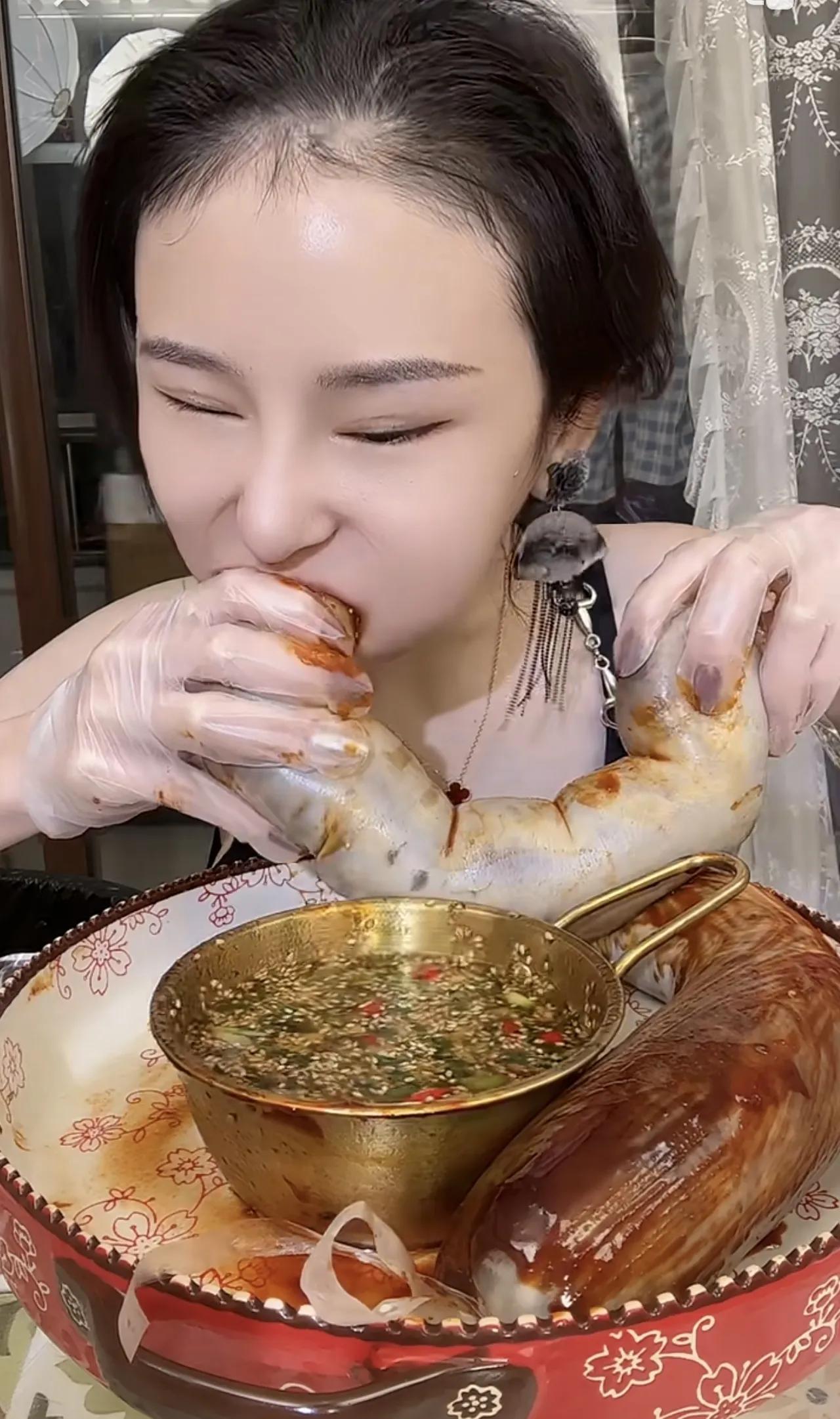 我原先以为吃播是一种享受，很羡慕他们可以吃各种各样的美食，但今天才发现原来吃播还