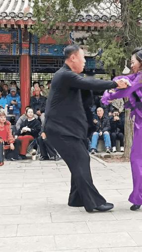 有一说一，这对舞搭子是真有两下子。