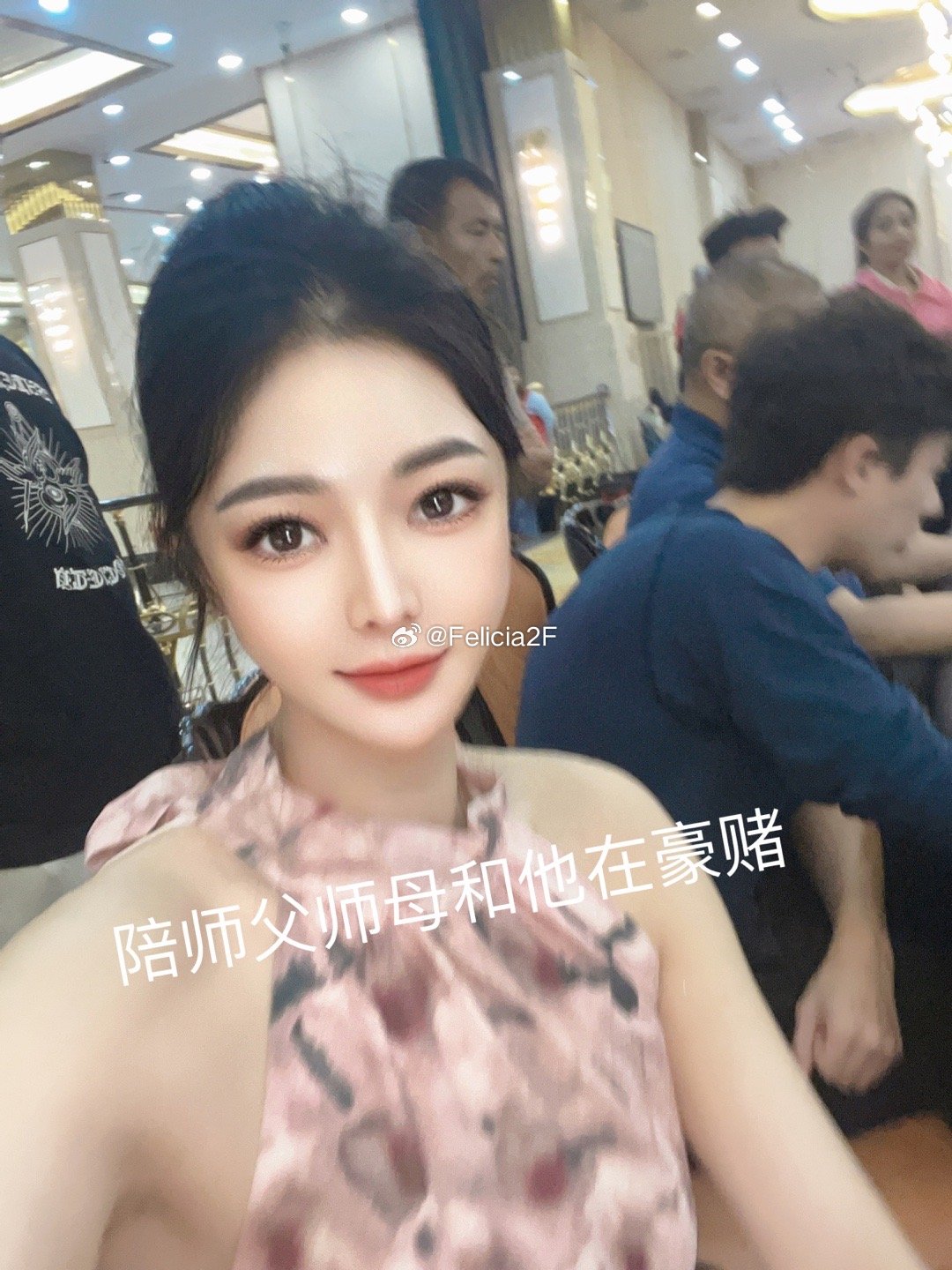 抢我榴莲 喂我吃salmon 帮我提东西 跑来我房间叮嘱我Villa人 锁好门在