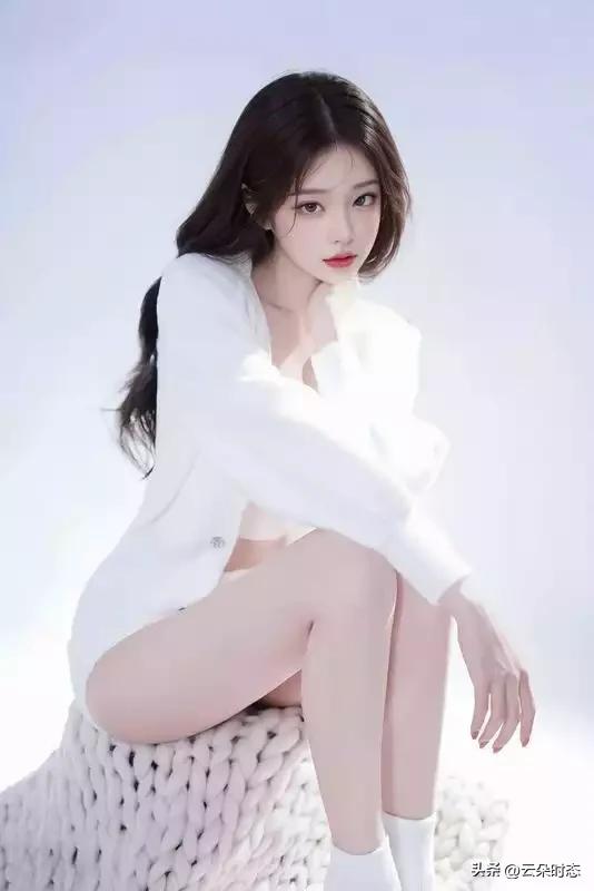 一身纯白，像裹着一团温柔的云，松弛又干净。宽松针织衫裹着慵懒感，不经意的小露肤藏