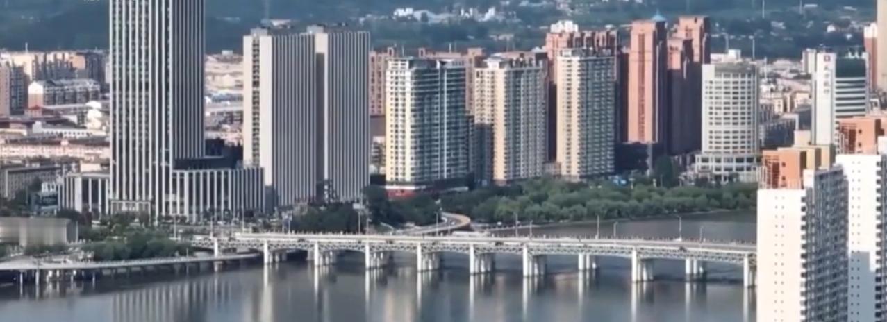 树立正确政绩观，各地发展质效双升。都市高楼林立、政务高效，乡野生态优美、能源绿色