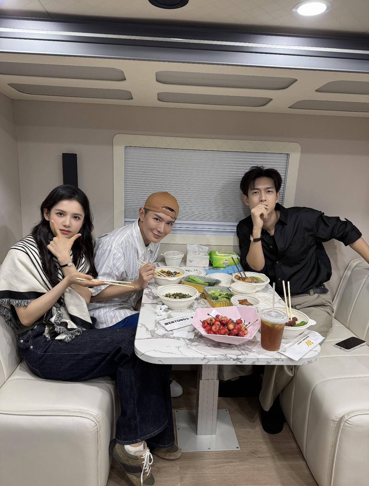 6月13日晚，刘冲晒合影，他与李现、张婧仪下班一起吃饭。

李现好帅，张婧仪好美