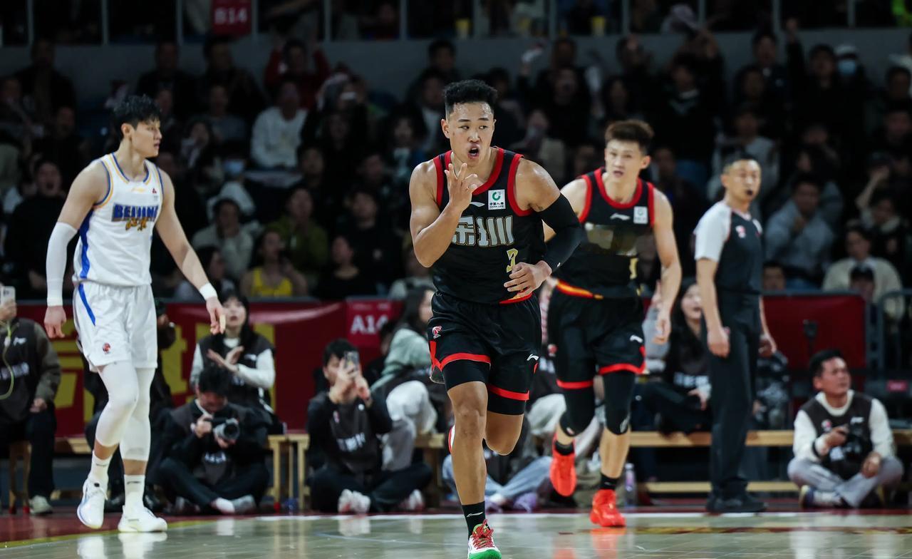 上海队想要冲击总冠军，真正的对手早已变了，既不是北京队，也不是广厦队，最近深圳队