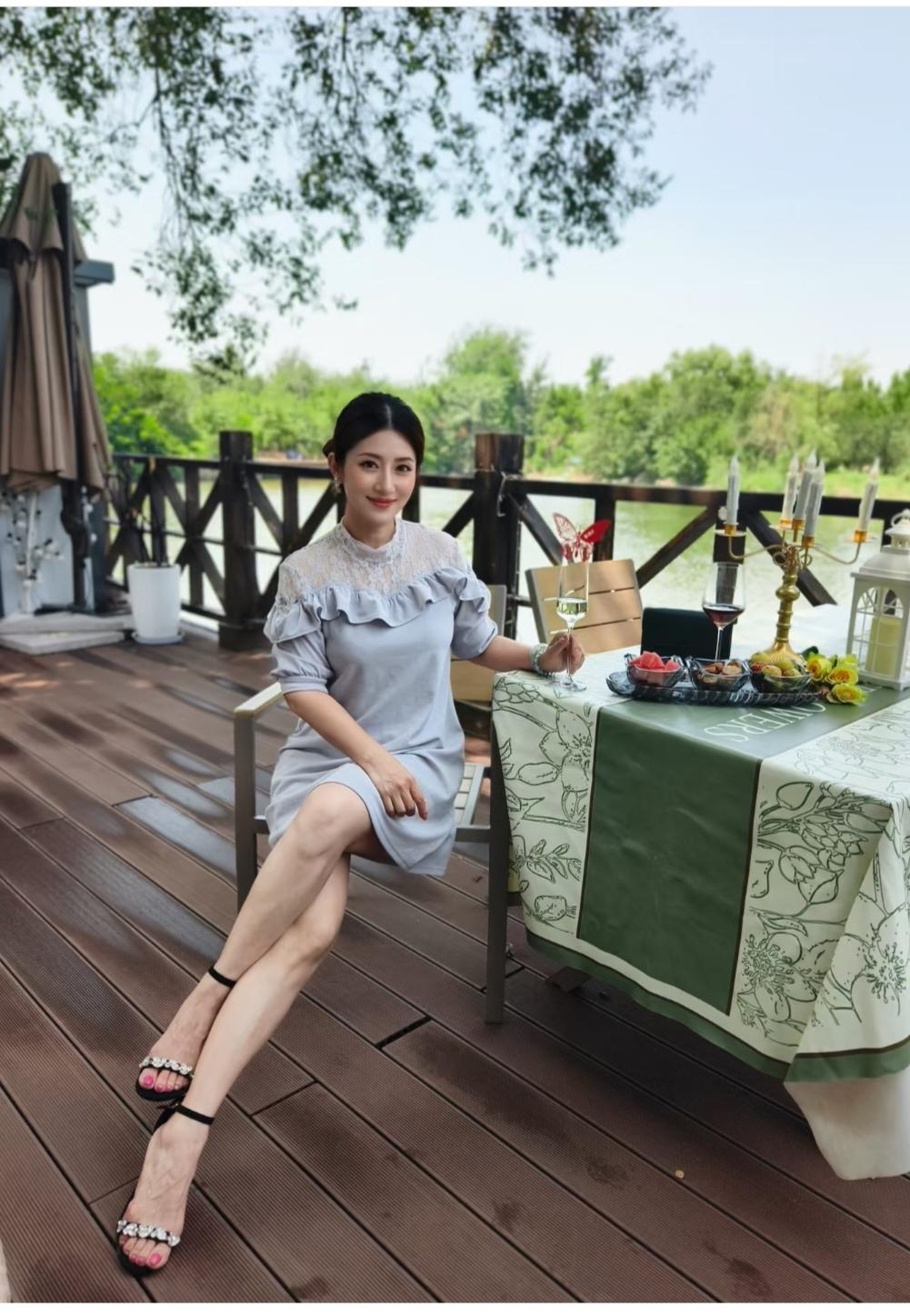 在这么美的湖边用餐，简直美的不要不要的。