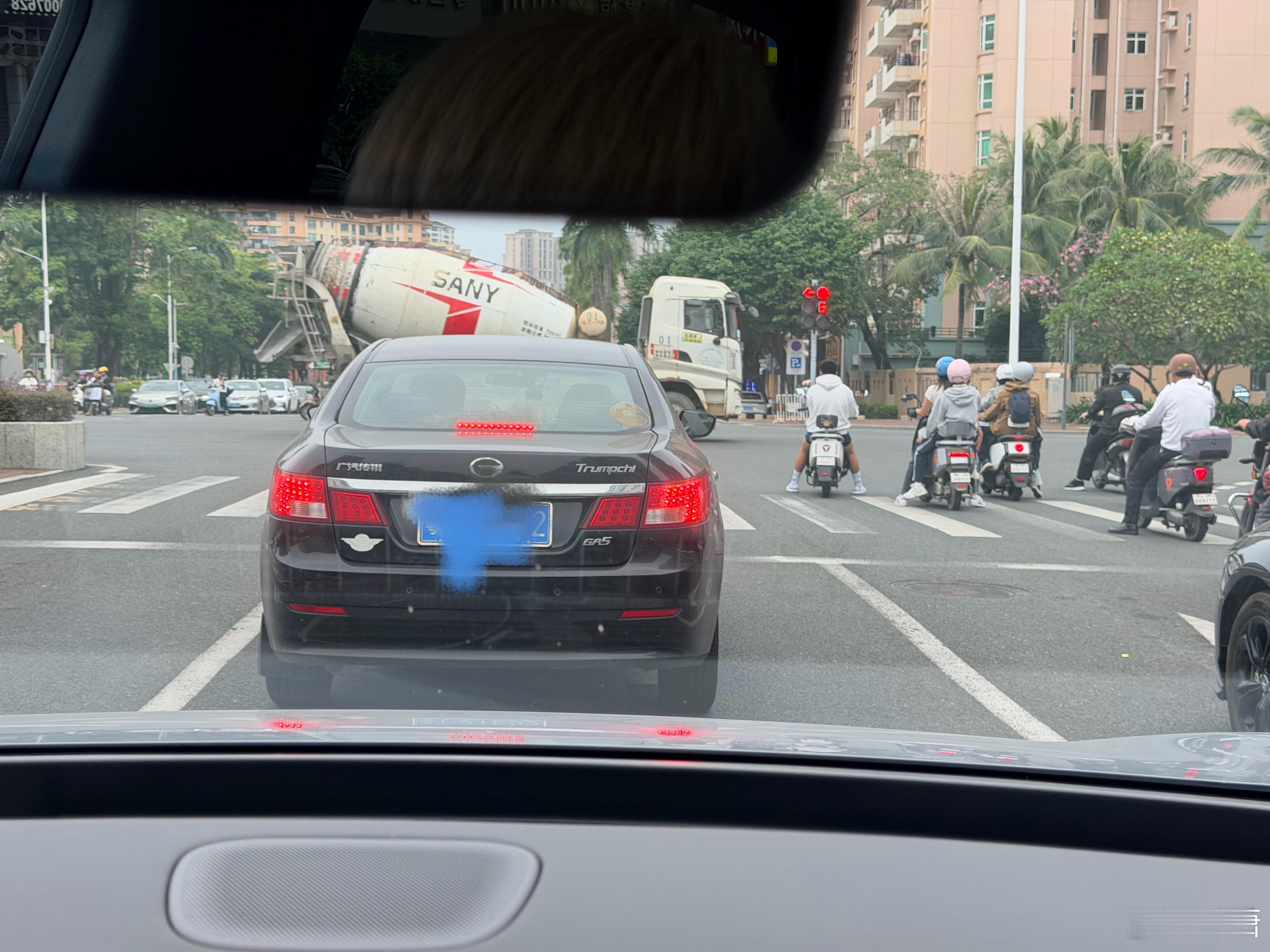 等红灯时前面一辆传祺，后面一辆阿尔法罗密欧，很多新车迷可能都不知道这两辆车还有点