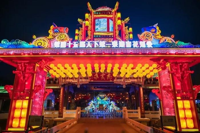 元宵节看灯喽！记者了解到，趵突泉灯会将持续至3月8日（正月二十），大明湖、五龙潭