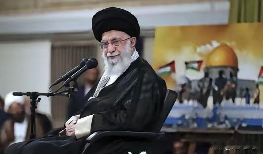 气笑了！美军第二艘航母还没到，哈梅内伊就开始“自罚三杯”：1、愿意进行和谈；2、