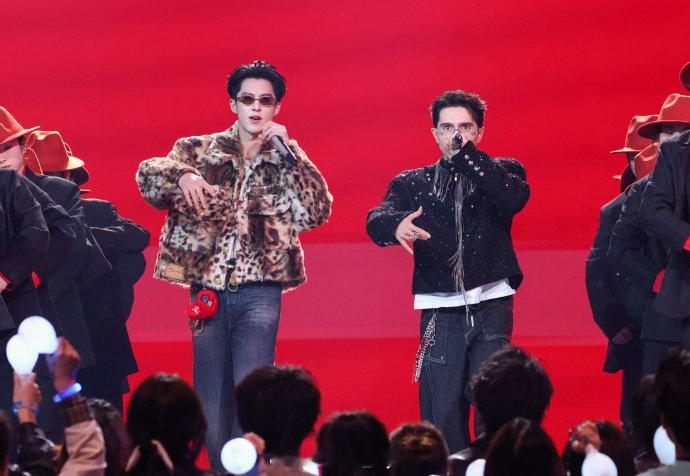 王鹤棣小小绕口令轻轻松松拿下你好星期六王鹤棣看王鹤棣挑战绕口令全程姨母笑！他不仅